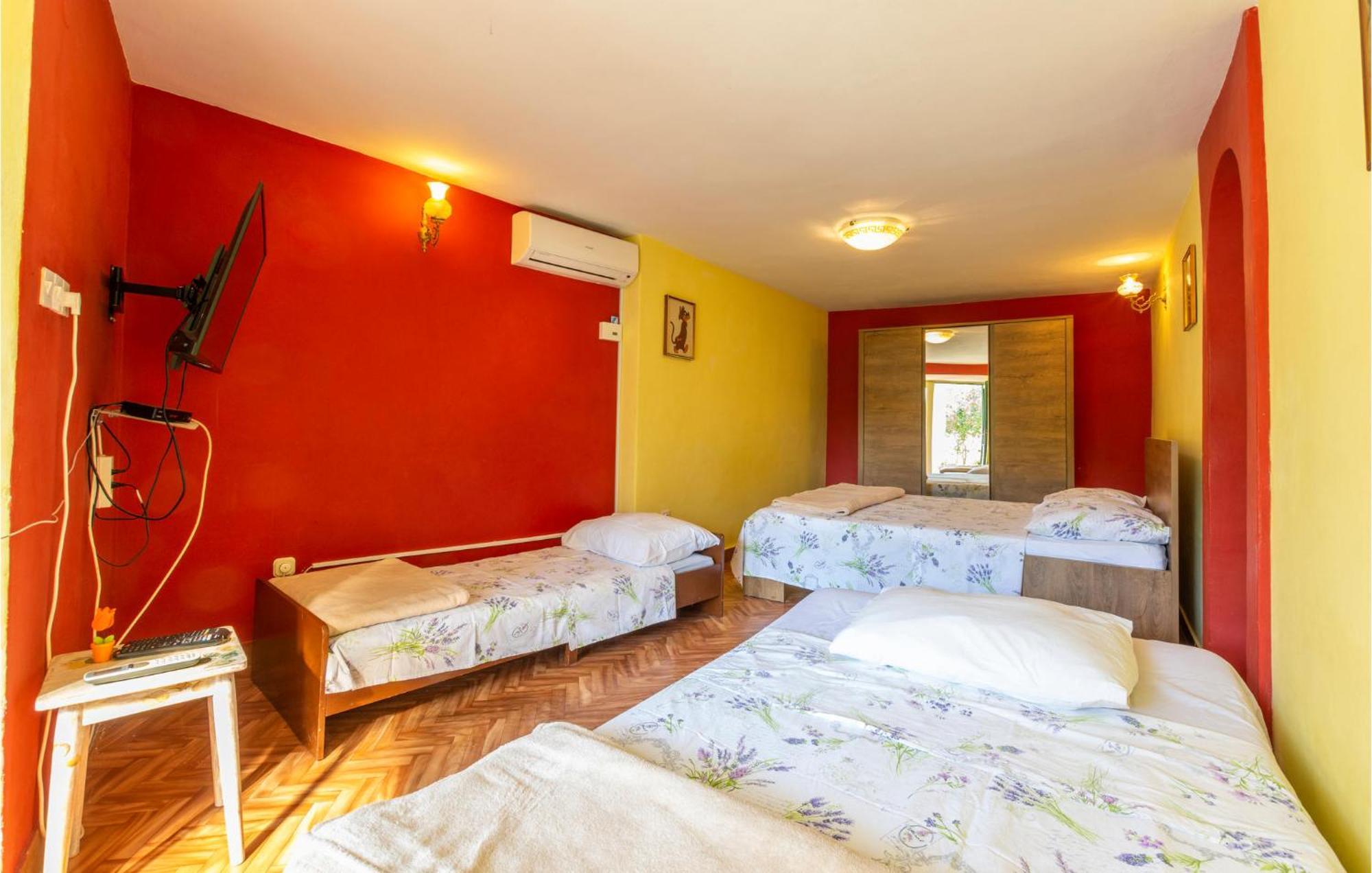 Lovely Apartment In Omis With Kitchen Exterior foto