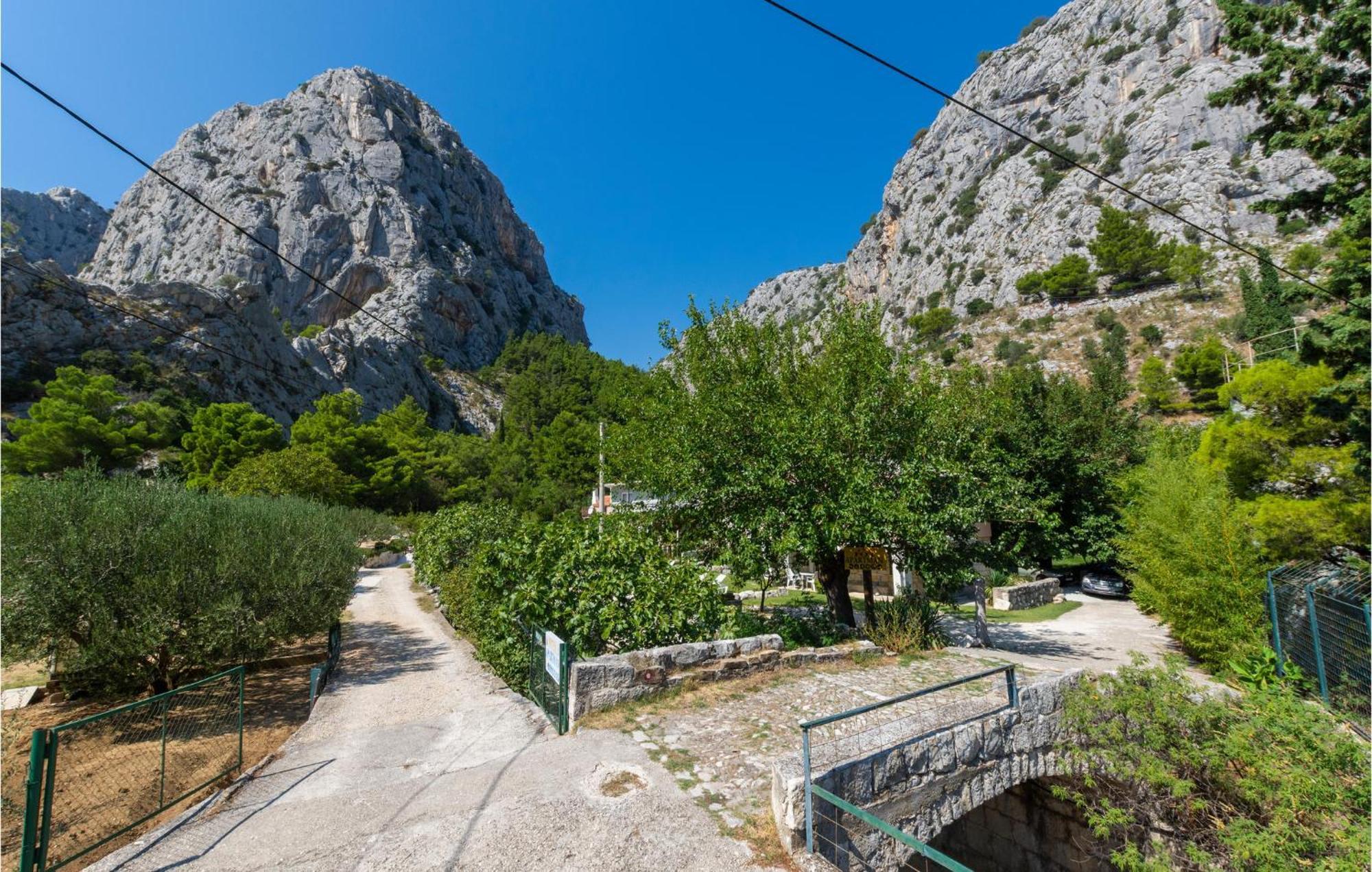 Lovely Apartment In Omis With Kitchen Exterior foto