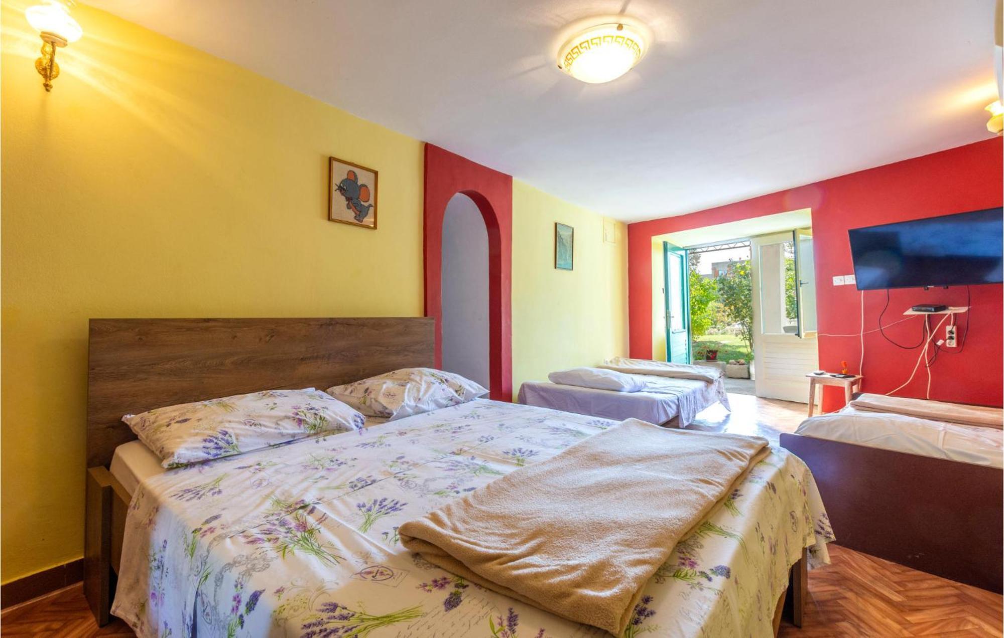 Lovely Apartment In Omis With Kitchen Exterior foto